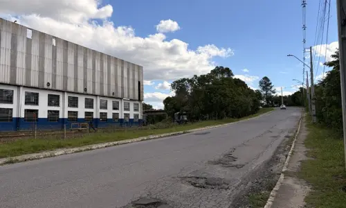 Obra de recapeamento asfáltico interdita rua de Rio Negro nesta quarta-feira