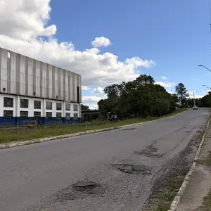 Obra de recapeamento asfáltico interdita rua de Rio Negro nesta quarta-feira