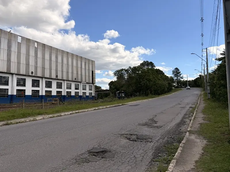 Obra de recapeamento asfáltico interdita rua de Rio Negro nesta quarta-feira