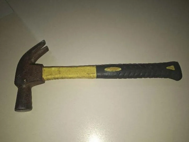 Homem leva bicicleta de loja e ataca funcionário com martelo