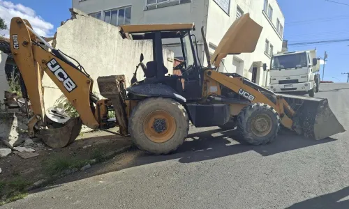Retroescavadeira dispara e atinge muro de imóvel