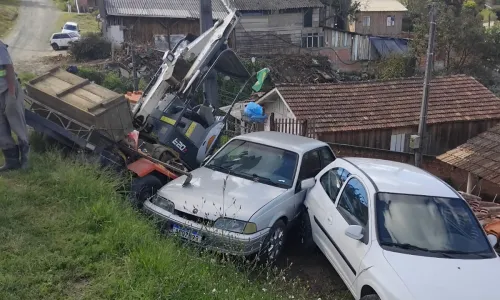 Reboque com mini retroescavadeira se solta e causa acidente em Mafra