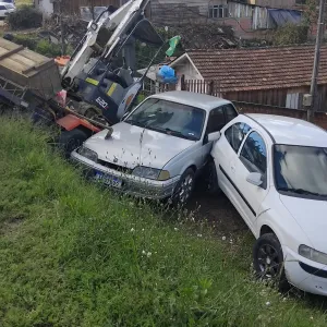 Reboque com mini retroescavadeira se solta e causa acidente em Mafra