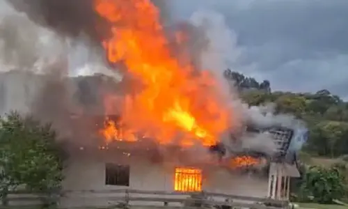 Incêndio destrói casa de pastores em Itaiópolis e família busca ajuda para recomeçar