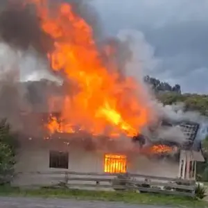 Incêndio destrói casa de pastores em Itaiópolis e família busca ajuda para recomeçar