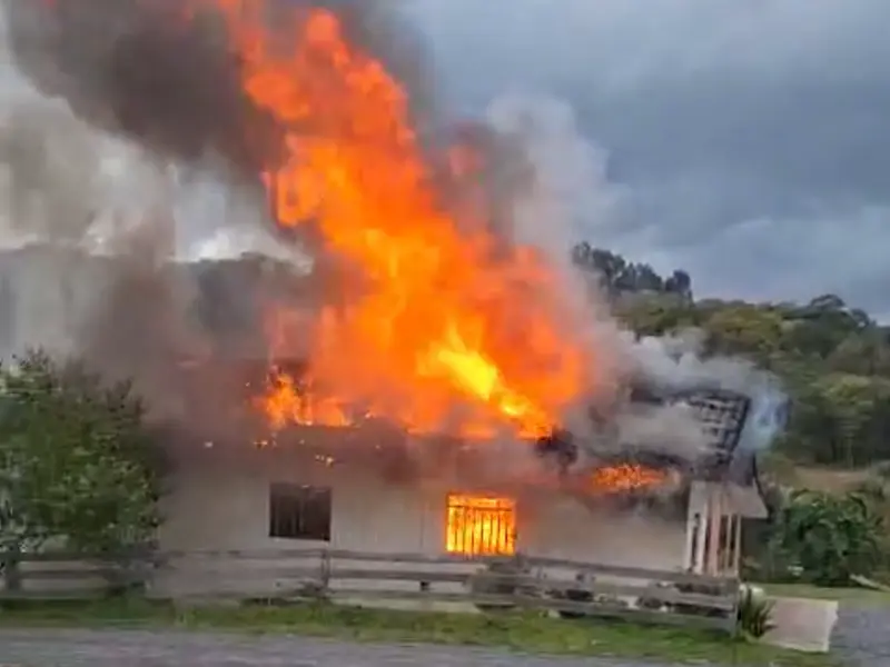 Incêndio destrói casa de pastores em Itaiópolis e família busca ajuda para recomeçar