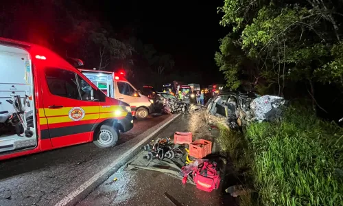 Mulher e criança morrem em acidente envolvendo três carros na BR-280