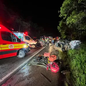 Mulher e criança morrem em acidente envolvendo três carros na BR-280