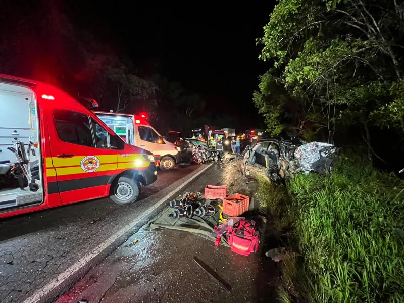 Mulher e criança morrem em acidente envolvendo três carros na BR-280