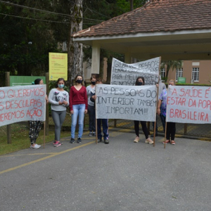 Mulheres fazem protesto por melhorias nas estradas e infraestrutura do interior