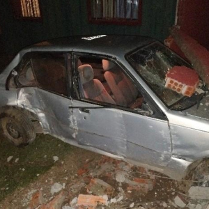 Motorista bêbado é preso ao colidir carro contra muro em Mafra