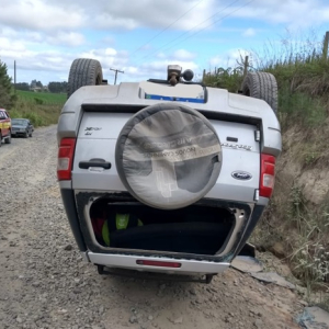 Motorista perde o controle e tomba veículo em Fazenda Potreiro