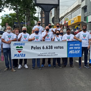 Em caminhada pelo centro de Mafra, prefeito eleito Emerson Maas agradece votação