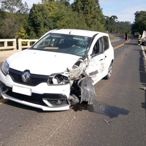 Motorista fica ferida após acidente com caminhões em Mafra