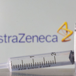Vacina da AstraZeneca pode ser 90% eficaz contra covid, mostra teste