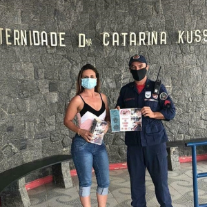 Bombeiros entregam material de prevenção a engasgamentos na maternidade