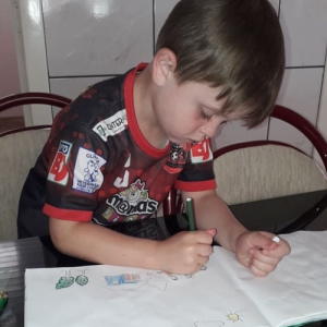Crianças relatam saudade de contato próximo com professores e colegas