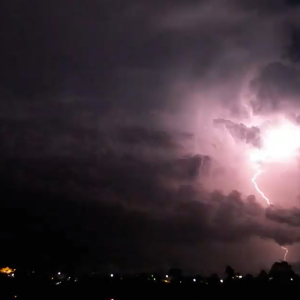 Fotógrafo registra tempestade de raios em Mafra