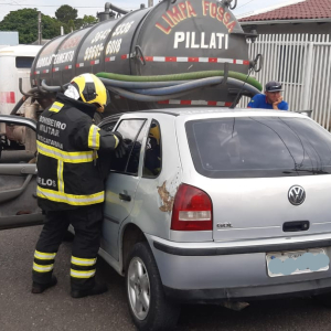 Carro bate em caminhão limpa fossa que estava estacionado em Mafra
