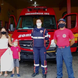 Depois de 5 anos, menino reencontra bombeiros que salvaram sua vida