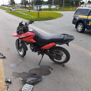 Motociclista fica ferido em acidente na BR-116, em Rio Negro