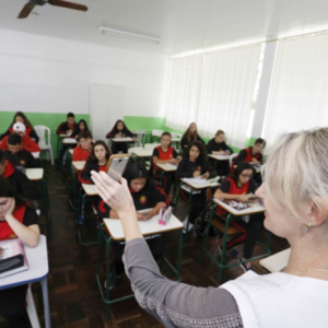 Governo adia prova do PSS para contratação de professores no Paraná