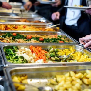 Justiça nega liminar para abertura de bares e restaurantes ao público