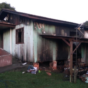 Casa pega fogo no Jardim América; suspeita é de incêndio criminoso