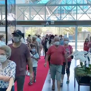Shoppings reabrem com aglomeração de pessoas em SC