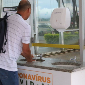 Anvisa publica lista com produtos que podem substituir o álcool 70%