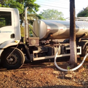 Caminhões-pipa reforçam abastecimento no interior de Rio Negro
