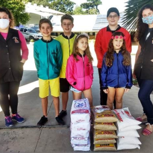 Grupo de voluntários mirins realiza doações em Rio Negro
