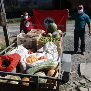 Assentamento Fazenda do Potreiro doa mais de 600 kg de alimentos