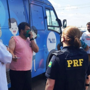 Caminhoneiros são vacinados contra gripe nos postos da PRF