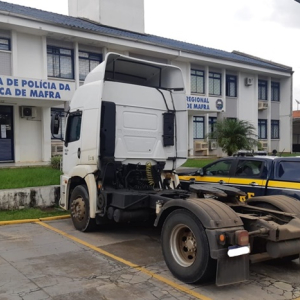 Motorista é preso por trocar placas de caminhão em Mafra