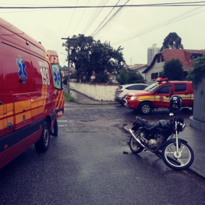 Motociclista fica ferido após colisão com carro na Vila Ferroviária