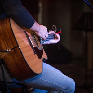 Loja realiza rifa e promove apresentações online para ajudar músicos da região