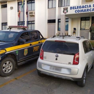 Operação da PRF recupera carro roubado em Mafra