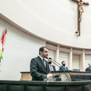 Mensagem de Carlos Moisés aos deputados tem o tom da conciliação