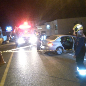 Colisão contra poste deixa criança ferida no Centro de Mafra