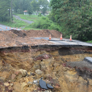 BR-280 começa a receber obras após cratera se abrir na pista em Mafra