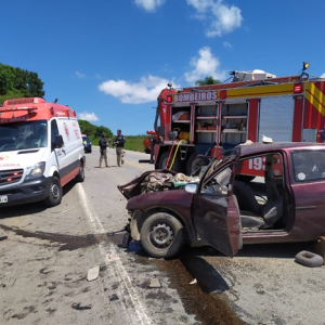 Colisão frontal entre carro e caminhão deixa dois feridos na BR-280, em Mafra