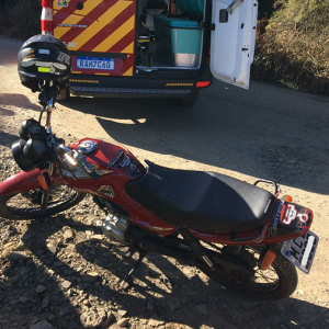 Homem fica ferido em queda de moto na marginal da BR-280, em Mafra