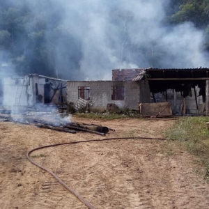 Estufa de fumo é consumida por incêndio no interior de Itaiópolis