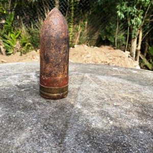 Morador do Piên encontra artefato bélico no quintal de casa