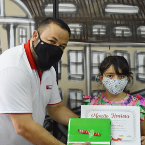 Riomafra Mix entrega prêmio aos vencedores do concurso cultural