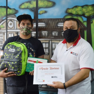 Riomafra Mix entrega prêmio ao segundo ganhador do concurso cultural
