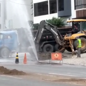 Rompimento de tubulação provoca ‘chafariz’ na avenida Nereu Ramos
