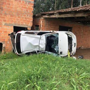 Carro sai da pista e capota em Itaiópolis