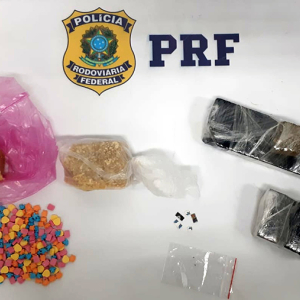 Polícia Rodoviária apreende maconha, crack, ecstasy e LSD na BR-280, em Mafra